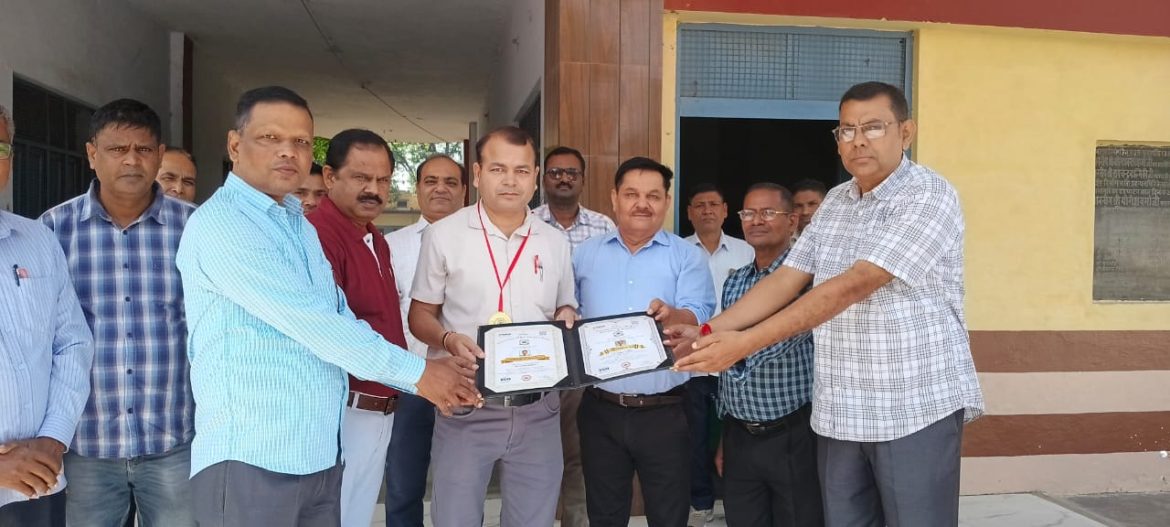 कृषक इंटर कॉलेज के शिक्षक सुशील कुमार को मिली डॉक्टरेट की मानद उपाधि :