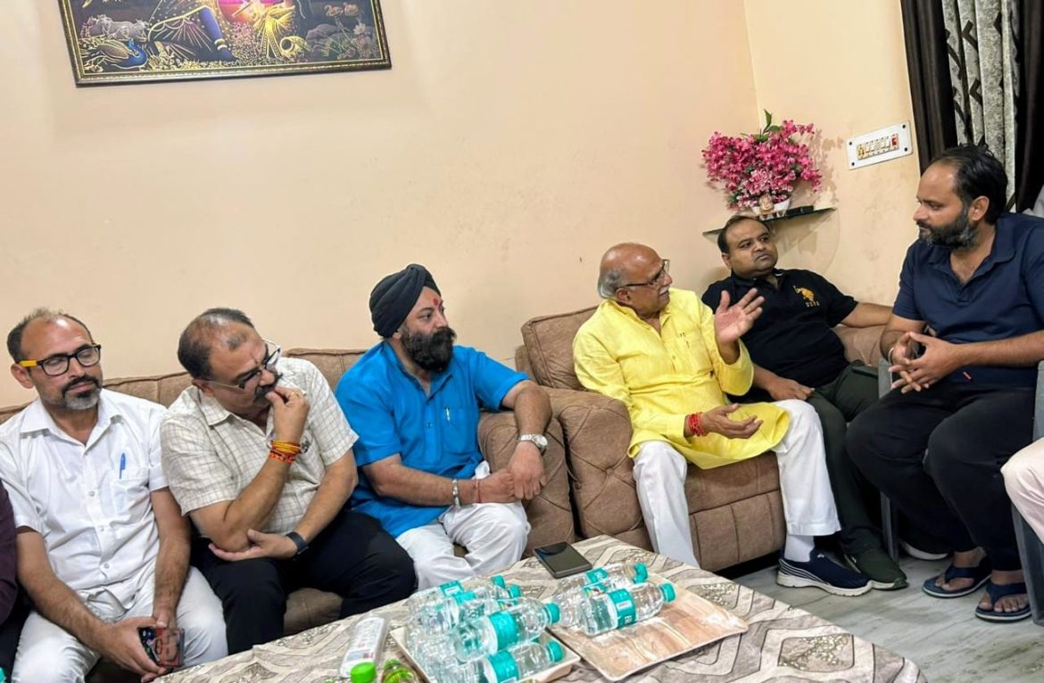 पीड़ित परिवार से मिलने पहुंचे कैंट विद्यायक और व्यपारी :