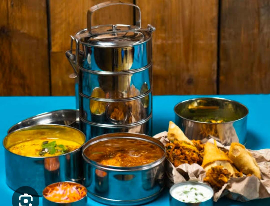 ऑनलाइन खाना मंगाने से पहले हो जाएं सतर्क! मेरठ में बिना लाइसेंस के घरों से हो रही फूड सप्लाई :