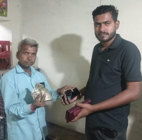 महिला भूली बस में मोबाइल व अपना पर्स ईमानदार बुजुर्ग व्यक्ति ने लौटाया सामान :