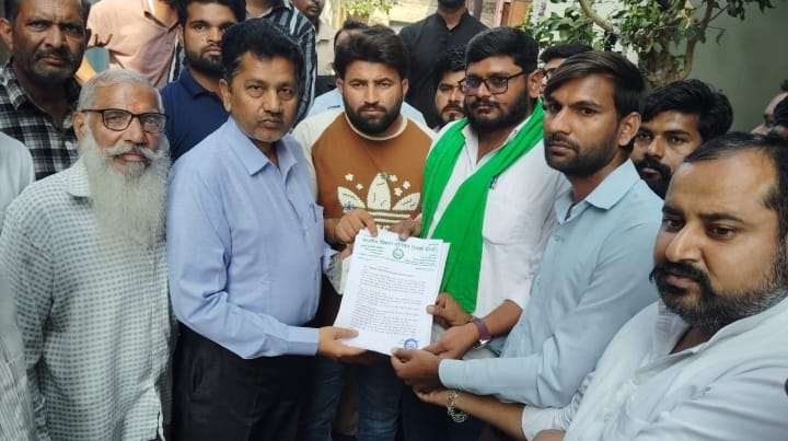 नजरबंदी के दौरान भारतीय किसान यूनियन संघर्ष मोर्चा के जिलाध्यक्ष ने उप जिलाधिकारी को सौंपा ज्ञापन :