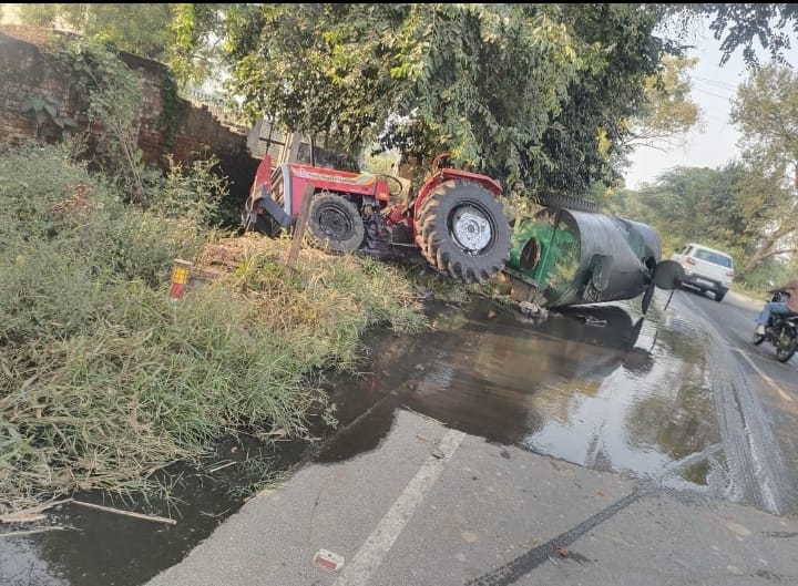 मवाना परीक्षितगढ़ मुख्य सड़क पर गैस प्लांट की वेस्टेज भरा टैंकर पलटा :