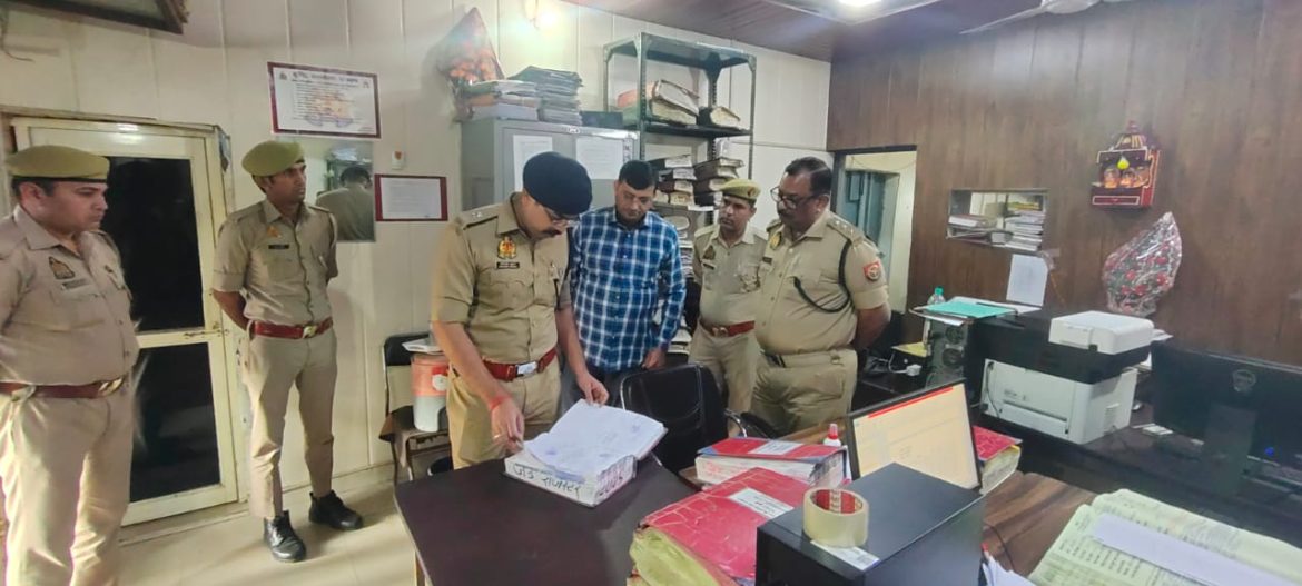 पुलिस अधीक्षक देहात, मेरठ द्वारा क्षेत्राधिकारी सदर देहात कार्यालय का निरीक्षण किया गया। निरीक्षण के दौरान कार्यालय में चल रही कार्यवाही की समीक्षा की :