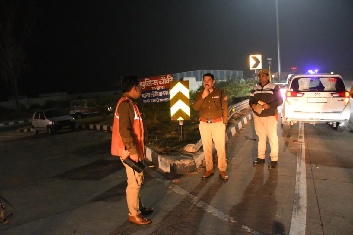 वरिष्ठ पुलिस अधीक्षक मेरठ द्वारा बैरियर की आकस्मिक चेकिंग, पुलिस बल को दिए आवश्यक निर्देश :