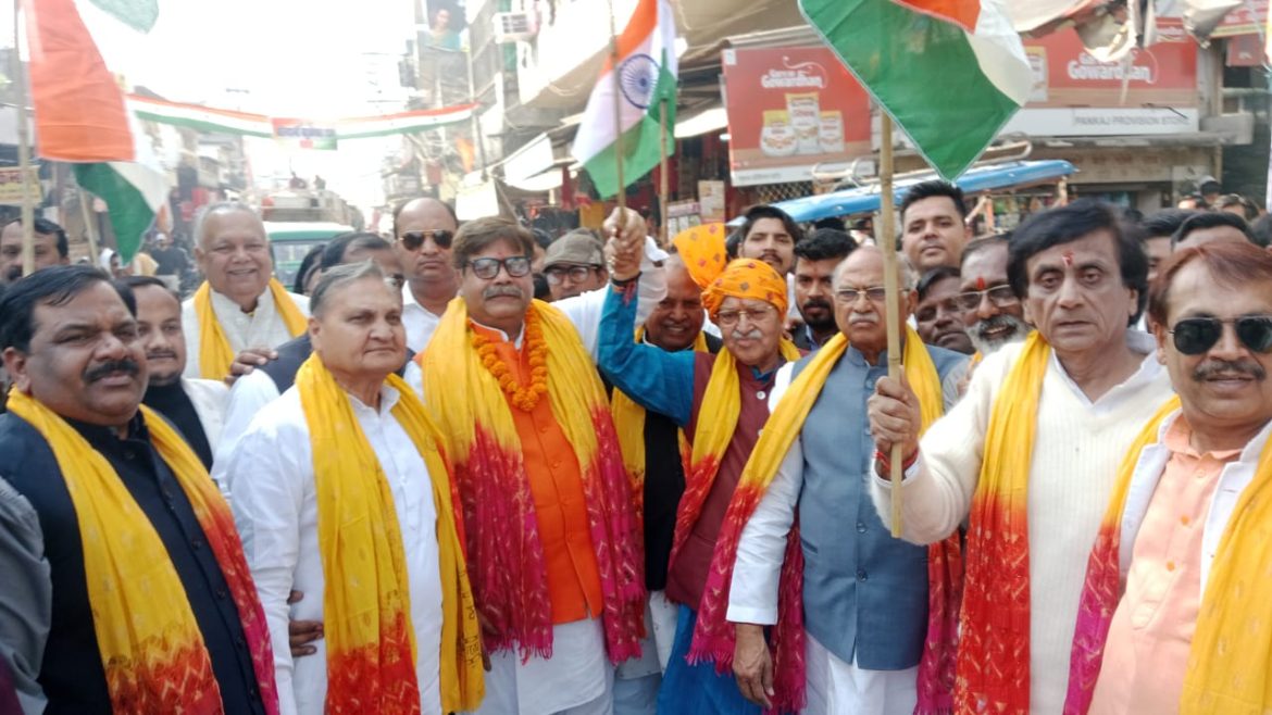 सरदार वल्लभभाई पटेल जी की 150 वर्ष की जयंती के उपलक्ष में पदयात्रा डॉ लक्ष्मीकांत वाजपेई सांसद के द्वारा तिरंगा दिखाकर किया :
