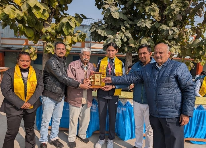 मवाना नगर के ए0 एस0 इंटर कालेज की अंग्रेजी माध्यम की कक्षा 9 की अक्षिका चौधरी के राष्ट्रीय स्तर पर चैंपियनशिप हासिल करने के उपरांत ढोल नगाड़े से स्वागत :