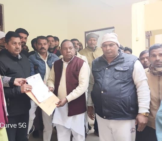रोहित कश्यप उर्फ सोनू  हत्याकांड को लेकर पूर्व विधायक मंत्री प्रभु दयाल वाल्मीकि ने कश्यप समाज के लोगों के साथ मिलकर एसडीएम संतोष कुमार सिंह को मुख्यमंत्री के लिए सोपा ज्ञापन :
