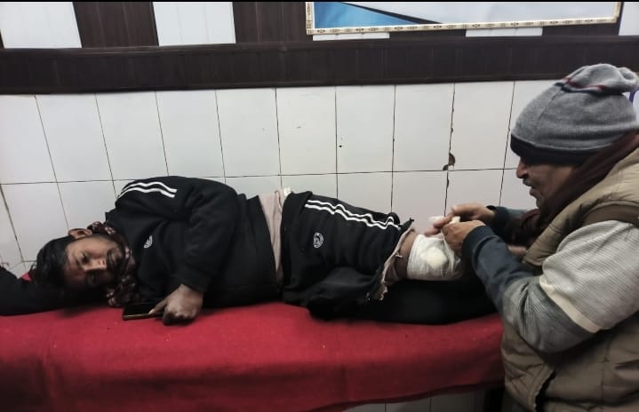 बहसूमा बाईपास भैंसा टोल टैक्स पर दो बाइकों की भिड़ंत होने से दो बाइक सवार युवक घायल :