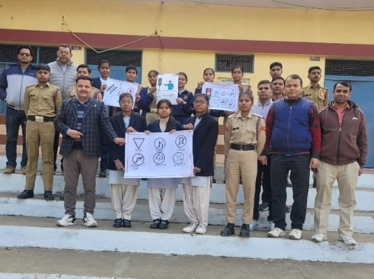 कृषक इंटर कॉलेज में चलाया गया यातायात जागरूकता अभियान :