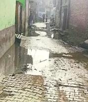 मानपुर में तालाब ओवरफ्लो होने से उसका पानी रास्ते में भरा जलभराव से ग्रामीण परेशान :