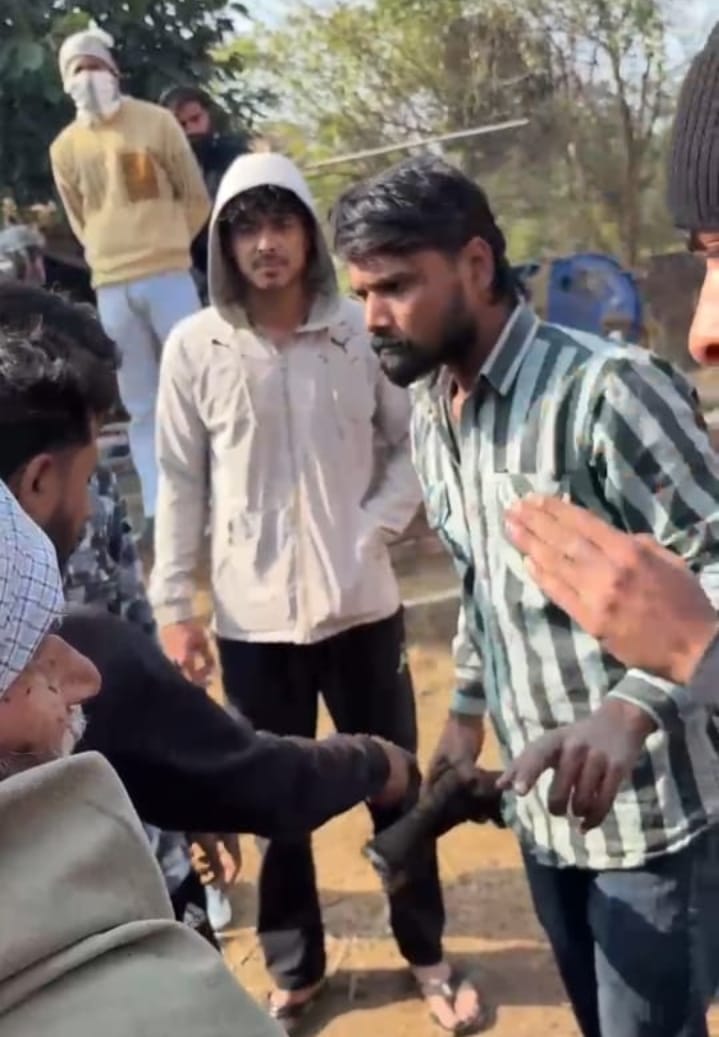 गौवंश के अवशेष मिलने की सूचना पर ग्राम भोड़पुर मे राष्ट्रीय बजरंग दल ने जमकर किया हंगामा :