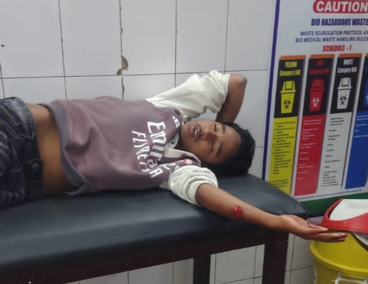 रास्ते में रोककर युवक पर किया धारदार हथियार से हमला :