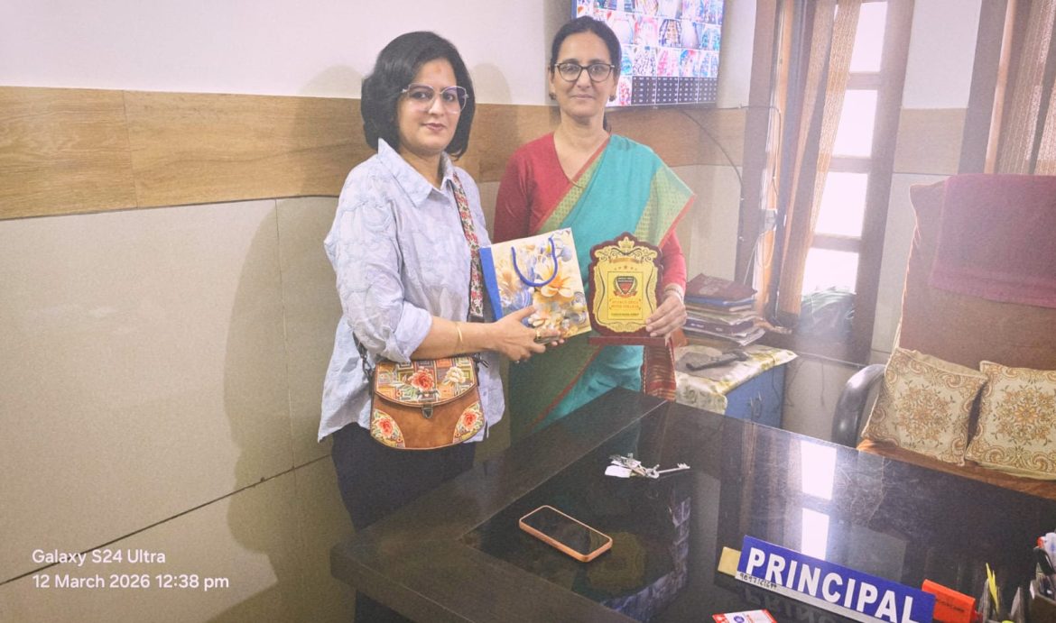 मेरठ गर्ल्स इंटर कॉलेज में बोर्ड परीक्षा की सफल समाप्ति पर स्टेटिक मजिस्ट्रेट डॉ. ऋतु सांगवान को प्रिंसिपल ने मोमेंटो व गिफ्ट देकर सम्मानित किया: