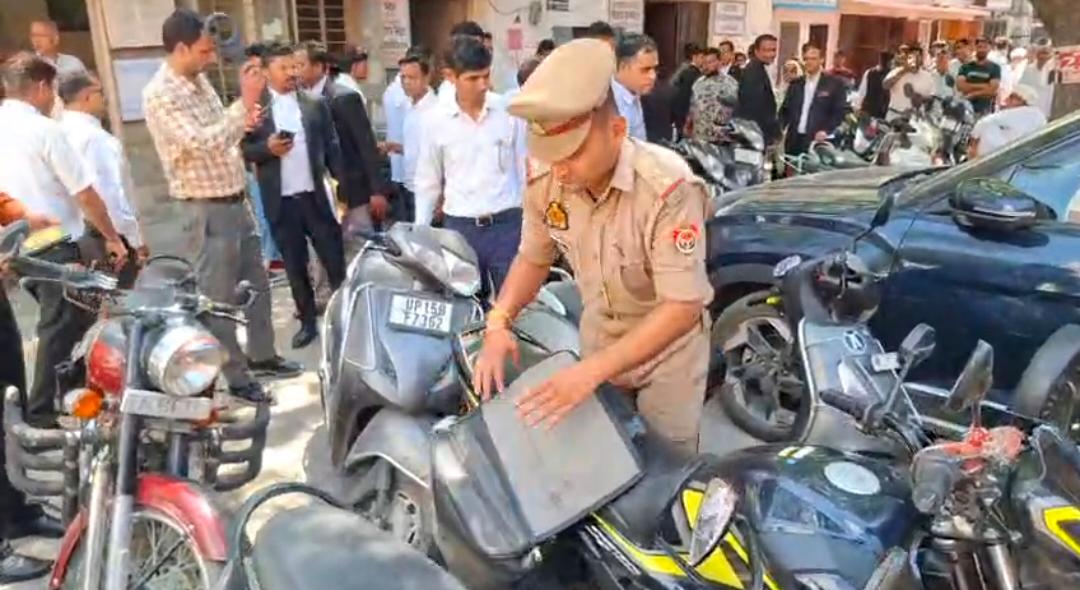 मेरठ कचहरी को बम से उड़ाने की धमकीः परिसर खाली कराया, सभी प्रवेश मार्ग को बंद; सुरक्षा एजेंसियां जांच में जुटीं :