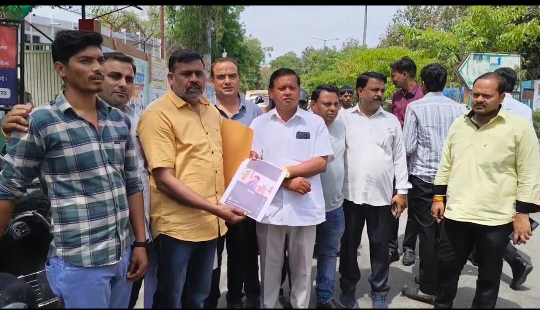 मेरठ: सरधना पूर्व विधायक के समर्थन में SSP ऑफिस पहुंचे समर्थक, युवक पर तोड़-मरोड़ कर वायरल करने का आरोप :