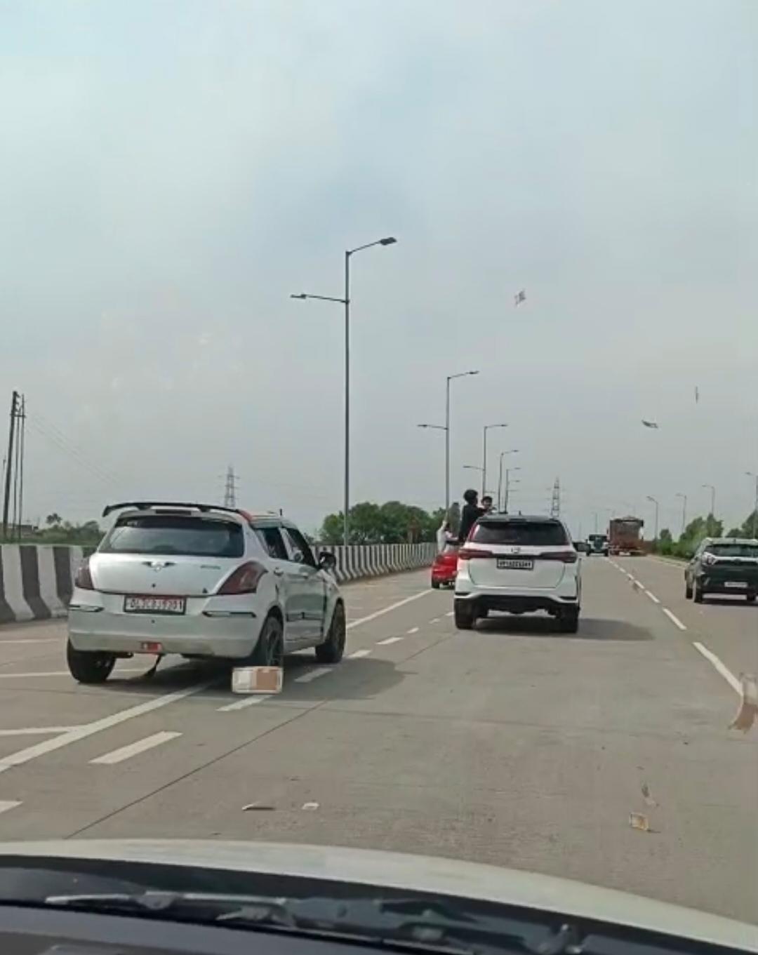 मेरठ-हापुड़ एक्सप्रेसवे पर स्टंटबाजी और नोट उड़ाने का वीडियो वायरल, ट्रैफिक नियमों की उड़ाई धज्जियां :
