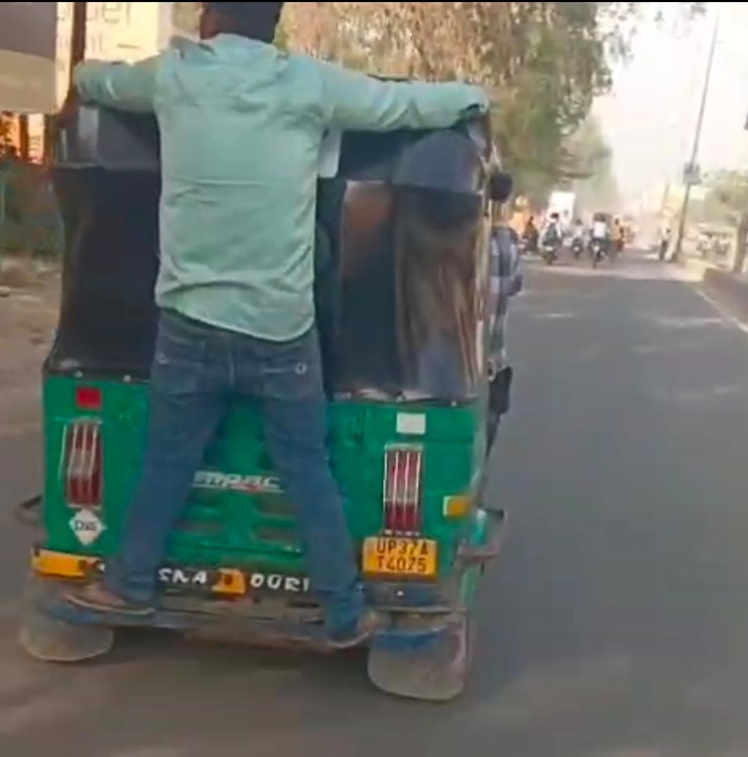 हापुड़ में ट्रैफिक नियमों की खुलेआम उड़ाई जा रही धज्जियां, सवारी को टेंपो के पीछे लटकाने का वीडियो वायरल :