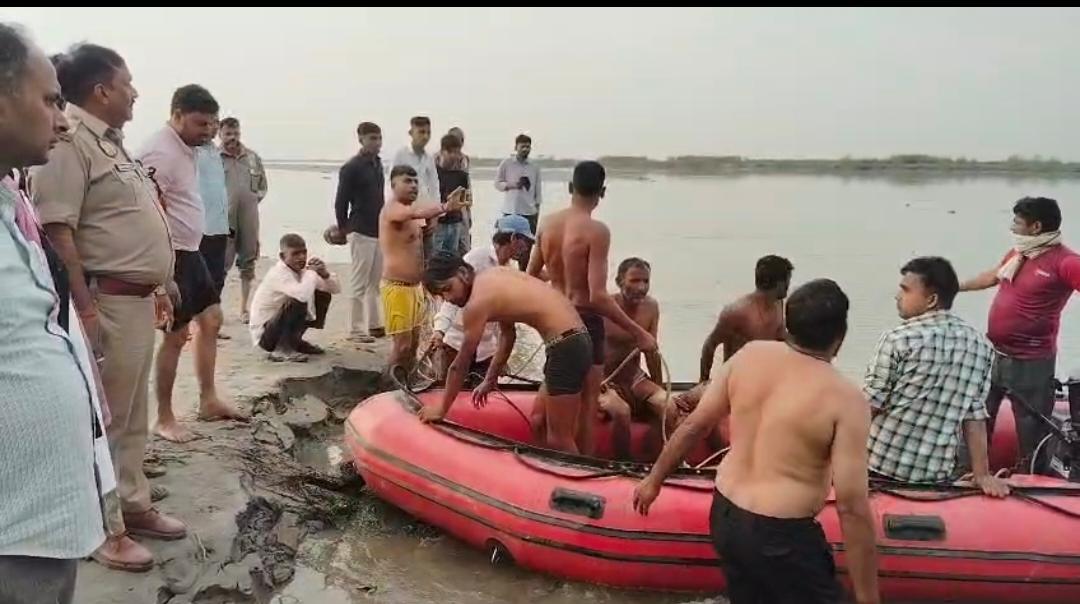 मखदुमपुर गंगा घाट पर अंतिम संस्कार के बाद स्नान कर रहे 4 युवक तेज बहाव में बहे, 1 को बचाया गया; सर्च ऑपरेशन जारी :