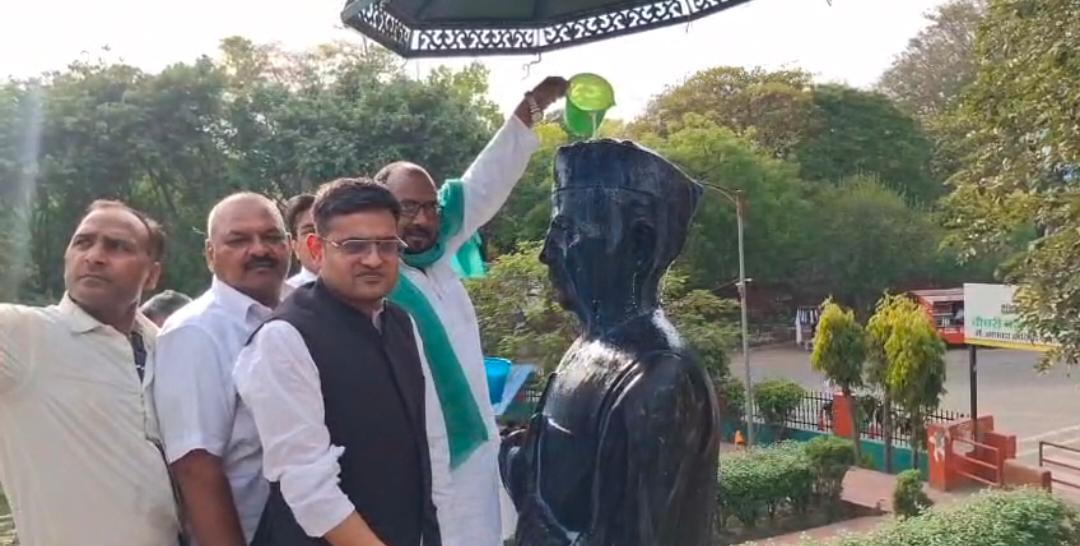 चौधरी चरण सिंह पर अभद्र टिप्पणी के विरोध में आरएलडी का जोरदार प्रदर्शन, मूर्ति का दुग्ध अभिषेक :