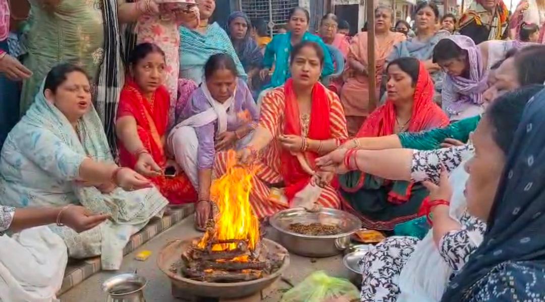 मेरठ: शास्त्री नगर सेंट्रल मार्केट में महिलाओं का अनोखा विरोध, हवन-यज्ञ से की “व्यापार की मौत” की तेहरवीं :