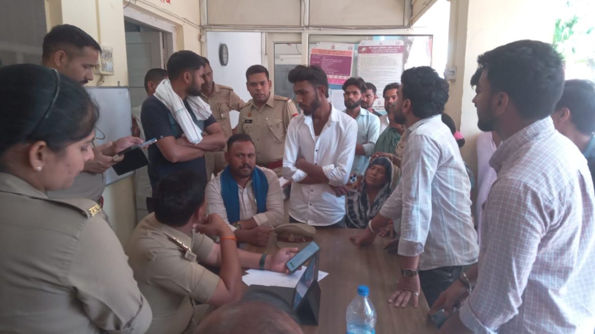 कुत्ते के काटने के विवाद में मारपीट, रिपोर्ट दर्ज कराने को सैकड़ों महिलाओं ने थाने का घेराव :