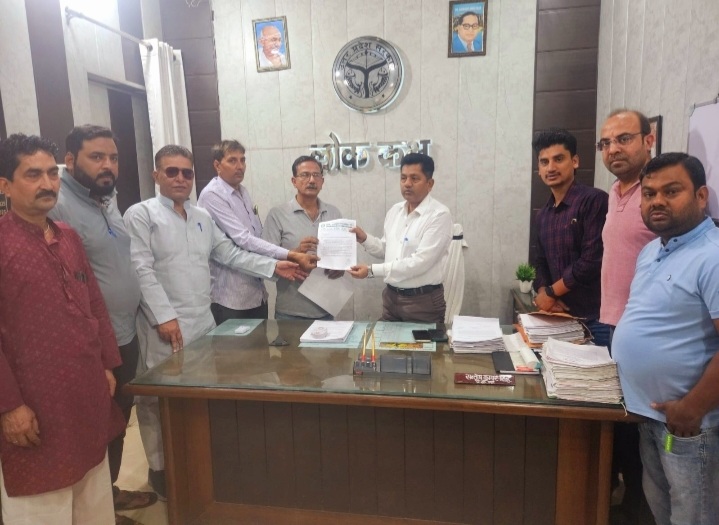 पश्चिम उत्तर प्रदेश संयुक्त व्यापार मंडल का एक प्रतिनिधिमंडल अपनी विभिन्न समस्याओं समस्याओं को लेकर उप जिला अधिकारी को सोपा ज्ञापन :