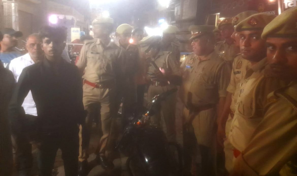 पुलिस चेकिंग के दौरान तेज बाइक सवार युवक भागने की कोशिश में बाइक समेत ओधेमुँह गिरा, बाइक की सीज :