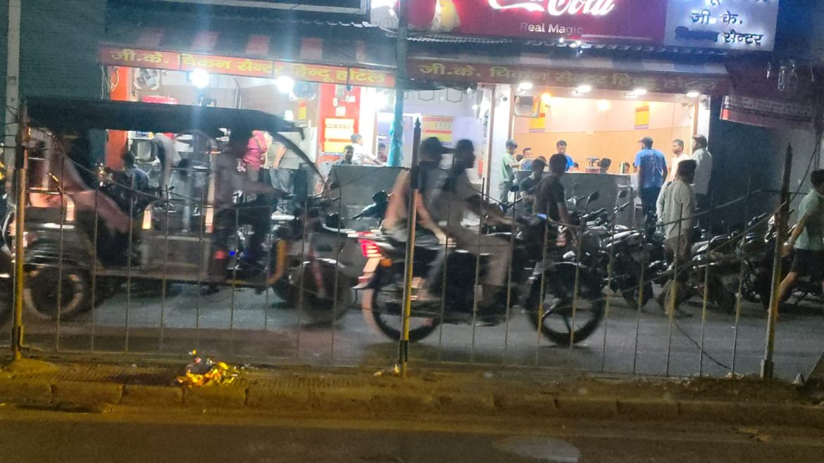 मेरठ: इंद्रा चौक से हापुड अड्डा तक चिकन दुकानों के बाहर सैकड़ों वाहन, ट्रैफिक जाम और झगड़े, फिर भी प्रशासन मौन :