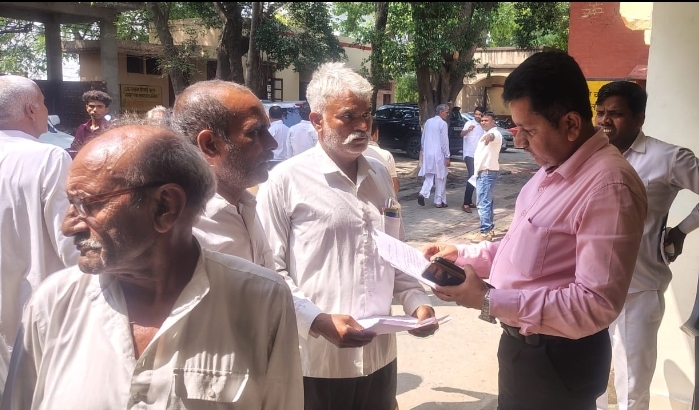 आवारा पशुओं से फसल बर्बाद होने पर किसान एकता संघर्ष संगठन ने एसडीएम कार्यालय का किया घेराव :