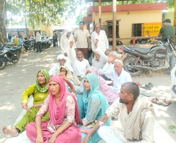 मिल के केमिकल युक्त गंदे पानी से फसलें बर्बाद, ग्रामीणों ने एसडीएम को सौंपा ज्ञापन :