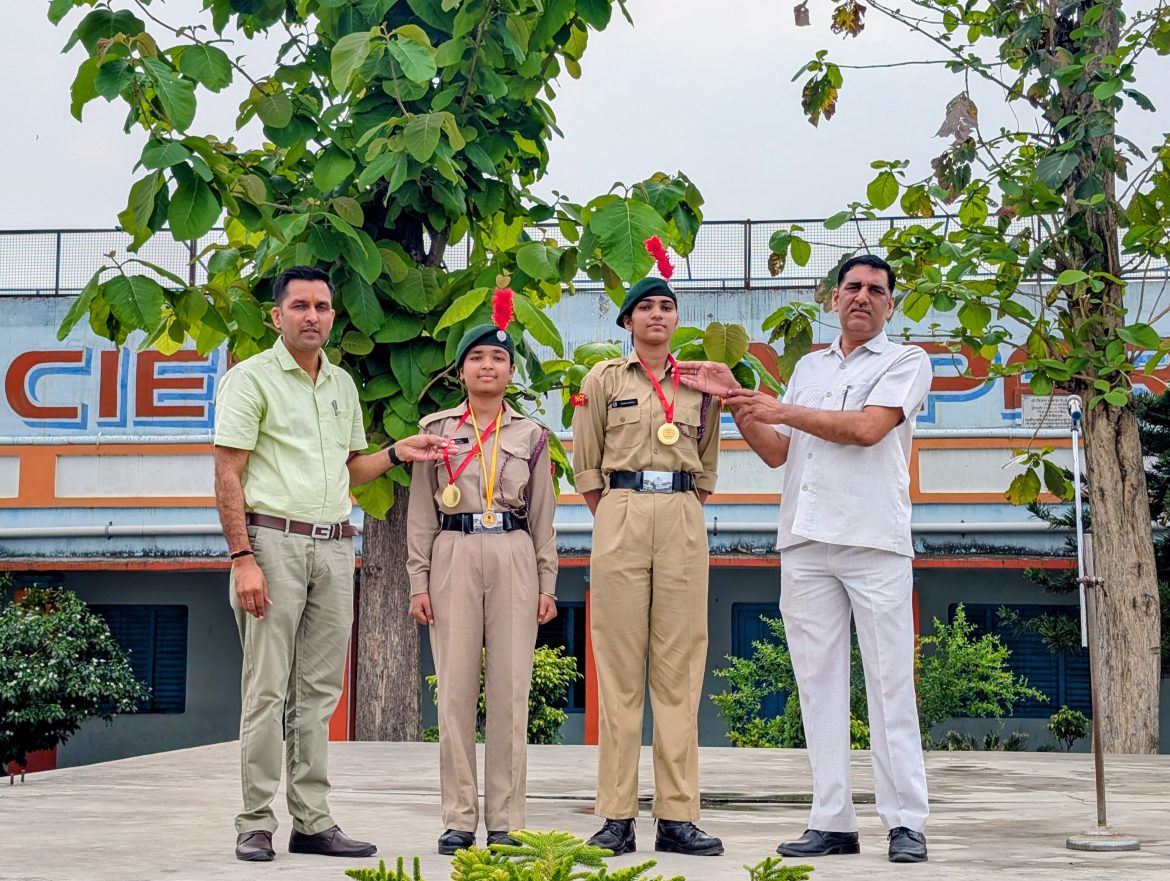 एस इंटर कालेज मे एनसीसी के अपर महानिदेशक मेजर जनरल गौरव गौतम ने एनसीसी कैडेट को किया सम्मानित :