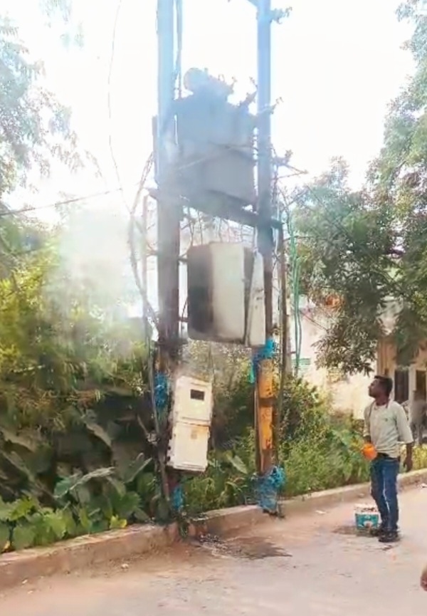 हैवी लोड से ट्रांसफार्मर में लगी आग, बिजली कर्मचारियों ने पाया काबू;