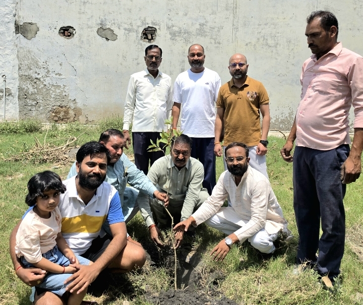 पूर्व विधायक अतुल खटीक की धर्मपत्नी इंदुबाला की पुण्यतिथि पर वृक्षारोपण व सेवा कार्य आयोजित :