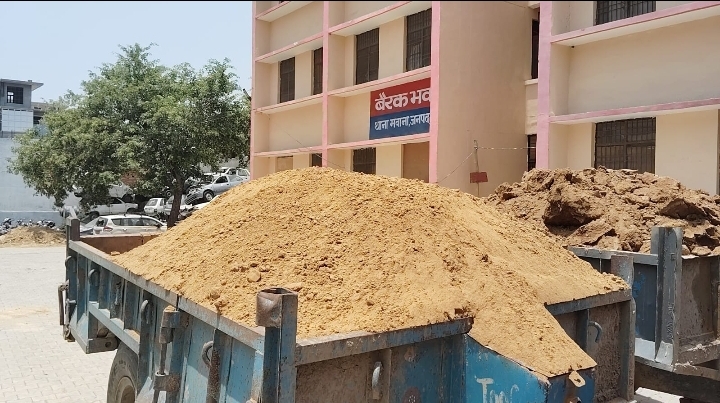 मवाना पुलिस द्वारा खनन माफिया के खिलाफ चलाया अभियान मिट्टी से भरे दो ट्रैक्टर ट्राली सीज :