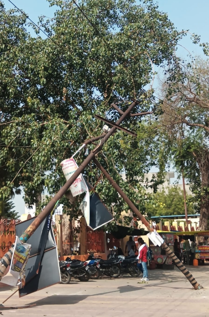 जर्जर 11 हजार वोल्ट लाइन का पोल गिरा, बिजली विभाग की लापरवाही उजागर, अज्ञात वाहन की हल्की टक्कर से उखड़ा पोल, बड़ा हादसा टला :