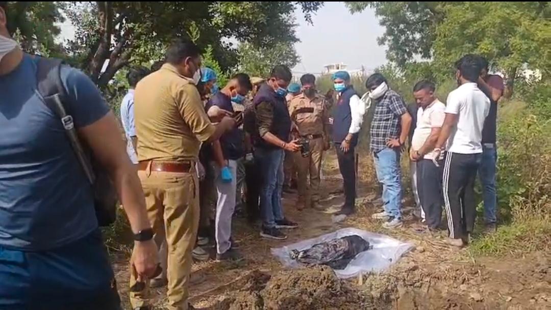 मेरठ: नवजात शिशु हत्या मामले में शव कब्र से निकाल पोस्टमार्टम के लिए भेजा गया :
