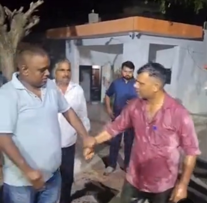 पुलिस की निष्कर्ता को लेकर पीड़ित पत्रकार ने किया थाने में ही आत्मदाह का प्रयास :