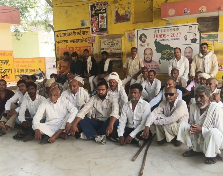 खादर मार्ग पर अतिक्रमण हटाने की मांग को लेकर किसानों का तहसील पर प्रदर्शन :