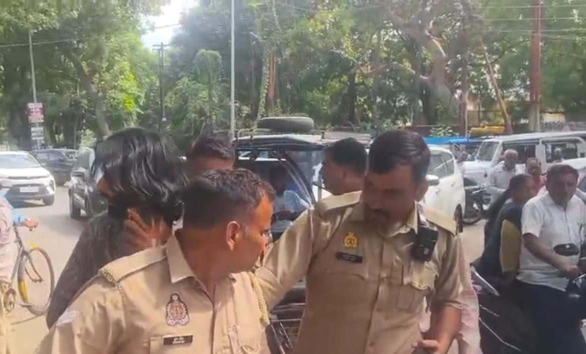 लालकुर्ती के एसएसपी आवास के सामने बैंक के बाहर 15 लाख के लेन-देन पर दो व्यापारियों के बीच भिड़ंत, लूट की अफवाह पर पुलिस अलर्ट :