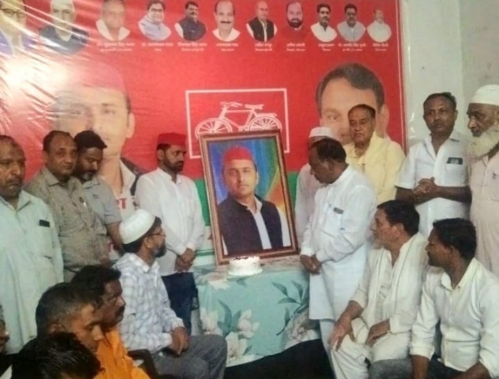 मवाना में सपा कार्यकर्ताओं ने धूमधाम से मनाया अखिलेश यादव का 53वां जन्मदिन, केक काटकर दी शुभकामनाएं :