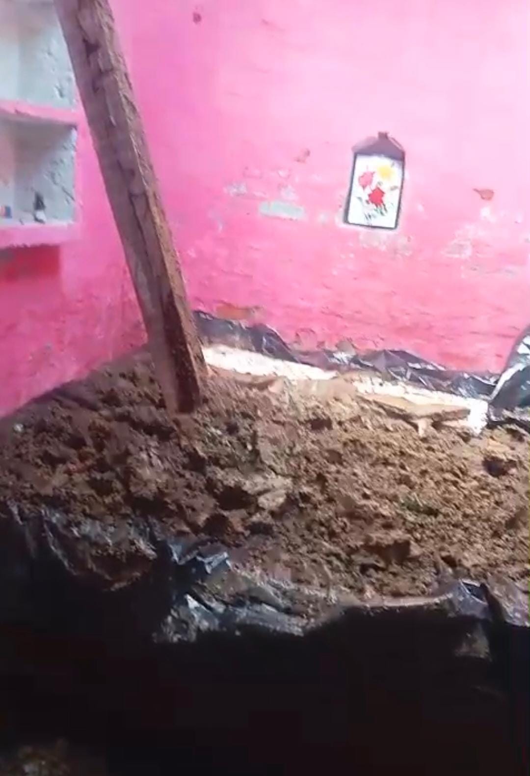 2 दिन की बारिश में ढहा गरीब का कच्चा मकान, सामान दबा नुकसान PM आवास योजना पर उठे सवाल :