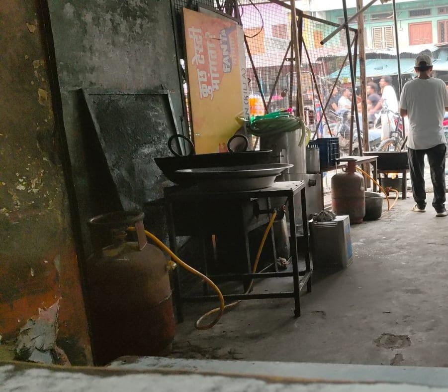 मेरठ: किला परीक्षितगढ़ में होटलों और समोसे की दुकानों पर घरेलू LPG सिलेंडर का धड़ल्ले से इस्तेमाल, कार्रवाई न होने पर उठे सवाल :