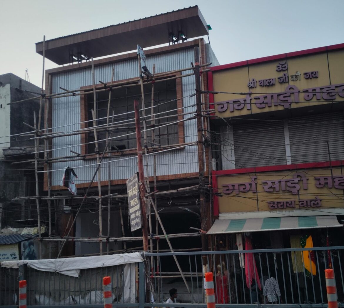 जोन C-1 के मलि याना फ्लाईओवर के पास सील तोड़ी गई या मिली संरक्षण? नए अभियंता पीयूष और कर्मचारी महिपाल की भूमिका पर भी उठ रहे सवाल :