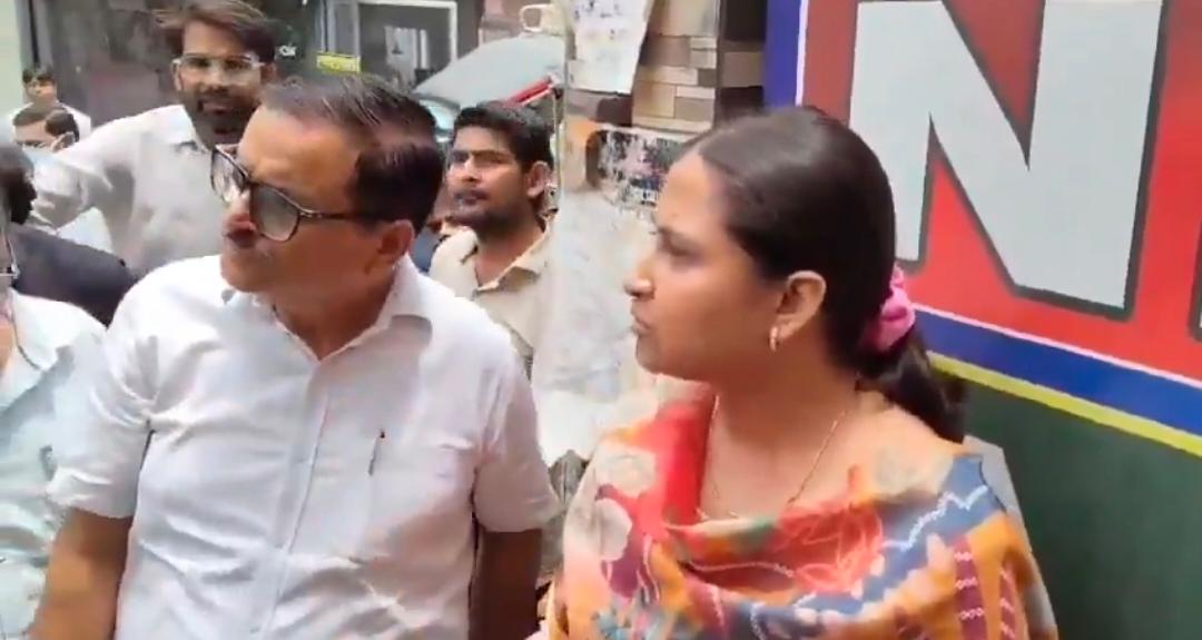 मेरठ में MDA अफसर निकिता सिंह का वीडियो वायरल — कोचिंग सीलिंग के दौरान भवन मालिक को दी ‘FIR ठोंक दूंगी’ की धमकी, प्रशासनिक रवैये पर उठे सवाल: