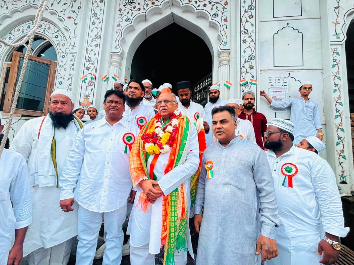 भूसा मंडी के मदरसा मुफीद-ए-आम में शान से फहराया तिरंगा, कैंट विधायक अमित अग्रवाल ने बच्चों को खिलाई मिठाई :