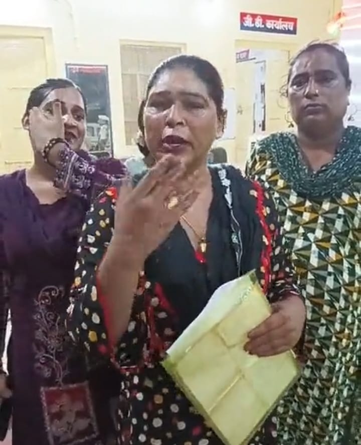हर महीने एक लाख रुपये की उगाही का आरोप, किन्नर ने पुलिस से की शिकायत :