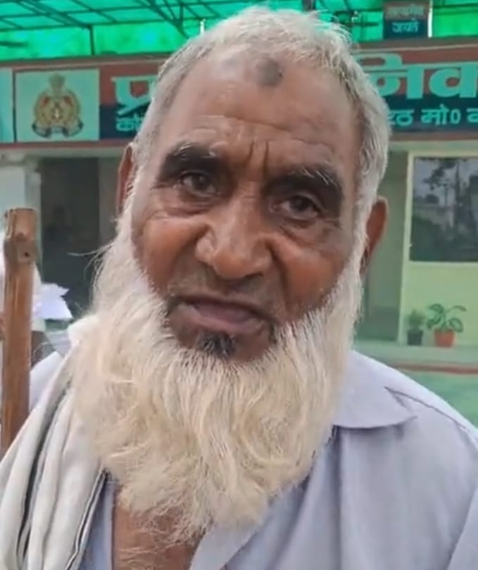 मकान नाम कराने को लेकर बेटों पर पिता का गला दबाने का आरोप :