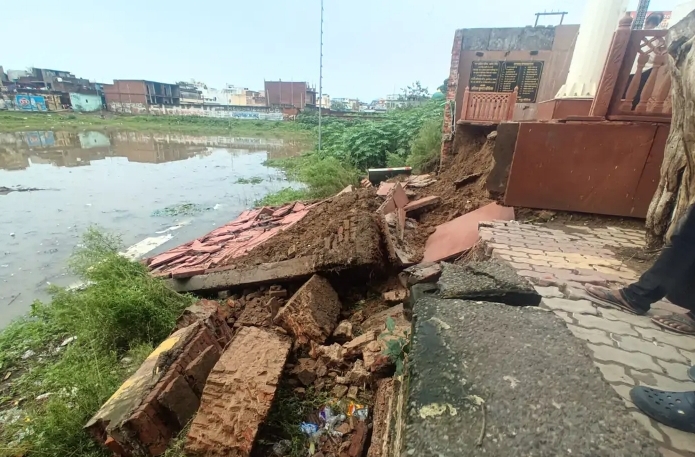भारी बारिश में पक्का तालाब पर राष्ट्रीय ध्वज के पीछे की दीवार ढही :
