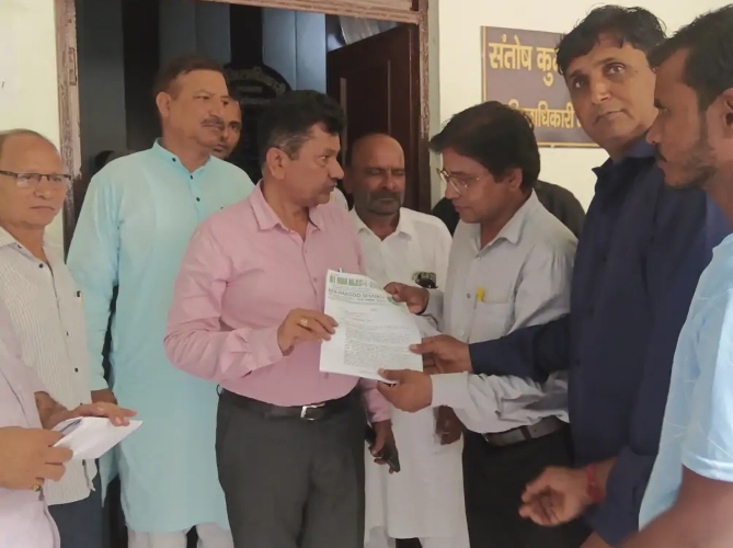 नगर की समस्याओं को लेकर एआईएमआईएम ने सौंपा ज्ञापन :