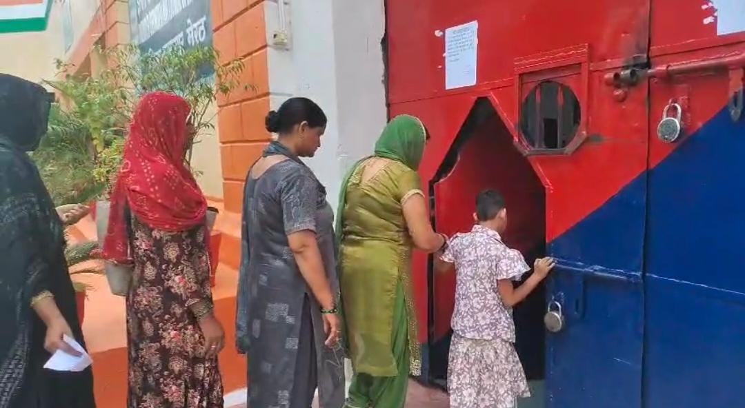 रक्षाबंधन पर मेरठ जेल में उमड़ा बहनों का सैलाब, भाइयों की कलाई पर बांधा रक्षा सूत्र :